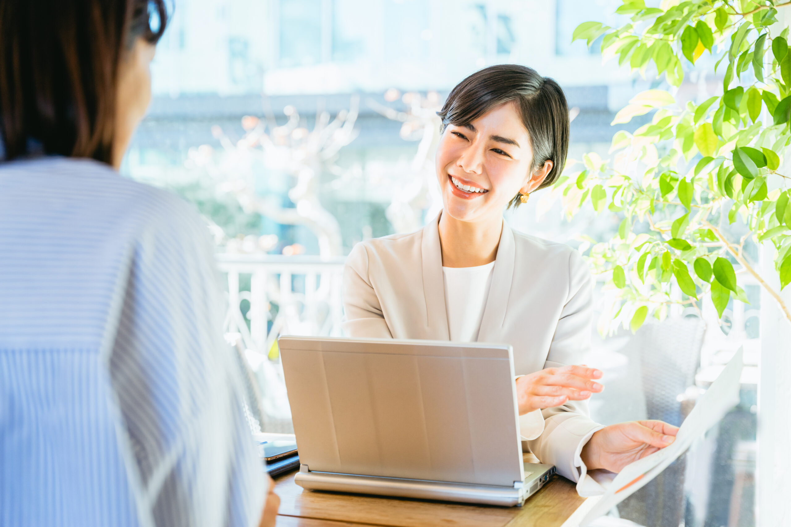 スマートフォンで問い合わせをする様子