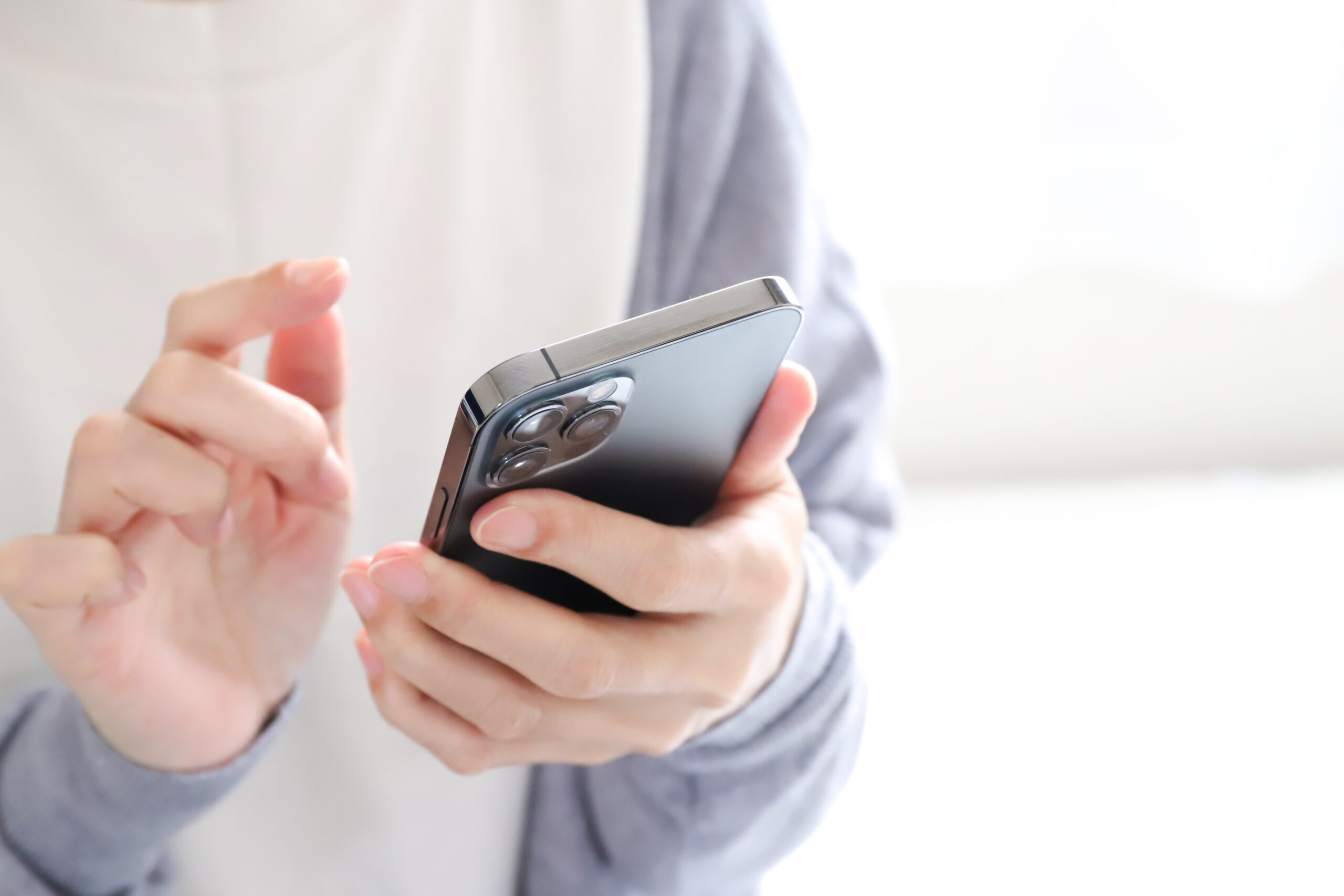 スマートフォンで問い合わせをする様子