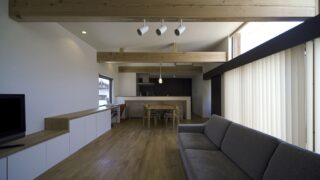 明るく開放的なリビングをシンプルにまとめたカジュアルモダンな家づくり